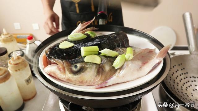 鱼头怎么做好吃，这才是“清蒸鱼头”最好吃的做法（鱼头怎么做好吃又简单视频）