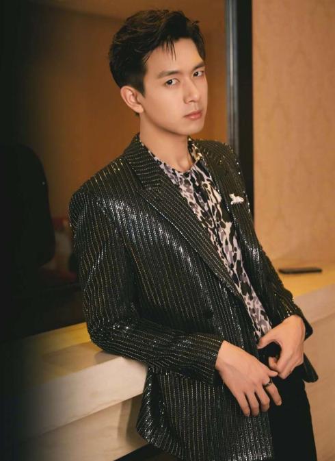 快乐大本营李现王嘉尔，李现参加快乐大本营（谁还记得何炅对他的介绍）