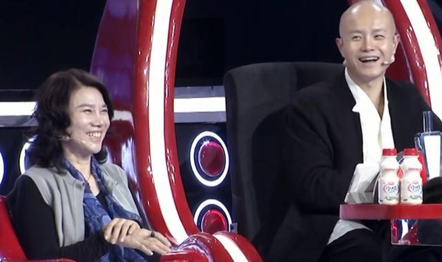 乐嘉回应强吻谢娜事件，他感情坎坷，一共有三段婚姻，三个孩子