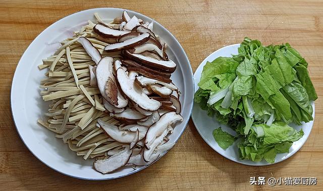 干豆腐皮怎么做好吃，美食手工干豆腐皮如何泡开切好（味道麻辣爽口特别开胃下饭）