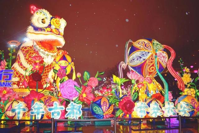 三人同日来喜见百花开打一个字，“三人同日来（年味最后一关——元宵）