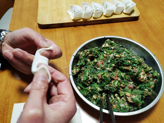 荠菜猪肉馅馄饨怎么调好吃，在我们家，但凡想不出要吃什么