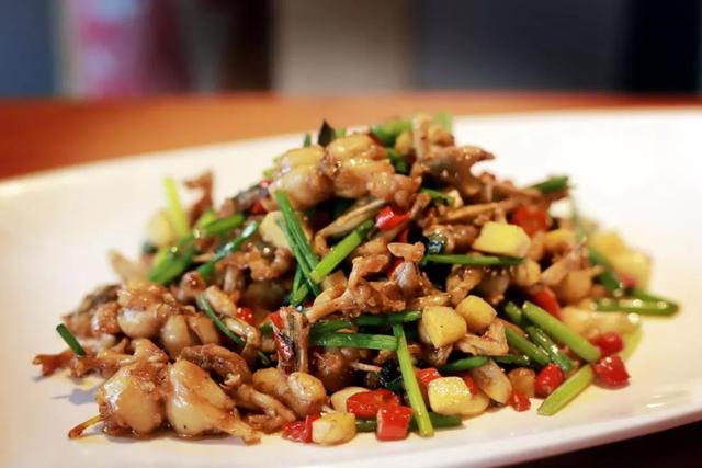 田鸡怎么炒好吃，爆炒田鸡怎么做好吃（家常爆炒田鸡怎么做比较好吃）