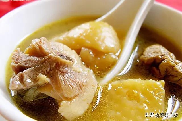 怎样煲鸡汤，怎样煲鸡汤好喝视频（直接加水炖就错了）