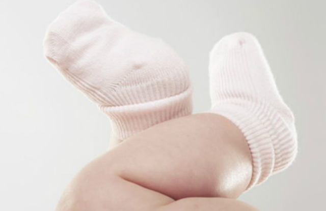 新生儿需要穿袜子吗夏天，婴儿要不要穿袜子夏天（宝宝在夏季是否穿袜子）