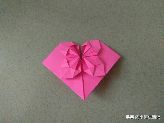 爱心的折法(简单)，简单爱心的折法（看的我都心花怒放了）