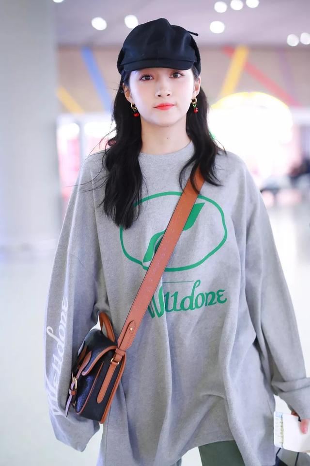 黑色帽子搭配，黑色帽子搭配浅色衣服（吴谨言的效果，差异不是一般大）