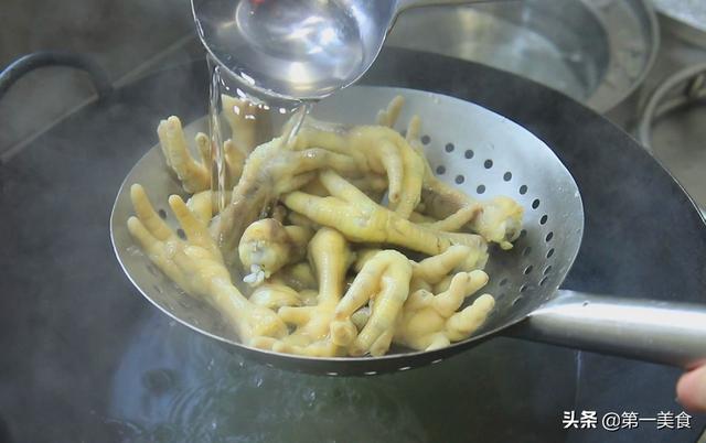 虎皮凤爪最正宗的做法，正宗的虎皮凤爪怎么做（厨师长教你虎皮鸡爪正宗做法）