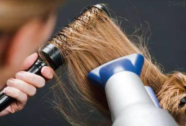 小妙招让头发立刻柔顺不干枯，怎样保养头发又黑又顺（洗头时注意这2点）