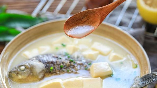 清蒸鲫鱼要蒸多久，清蒸鲫鱼一般蒸多久（做到这点肉质更鲜嫩肥美）