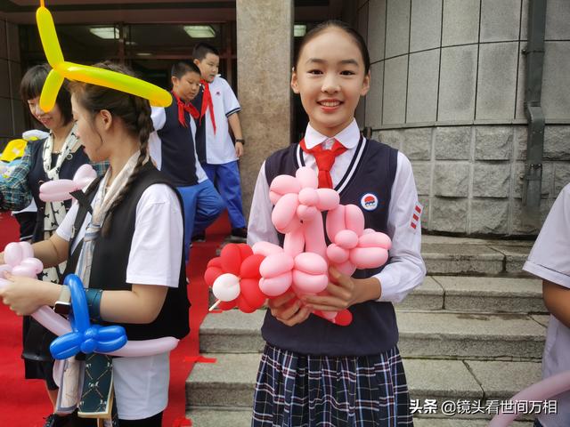 气球花朵造型简单做法，气球花的做法（长春小学生用气球自制“鲜花”表达爱师之情）