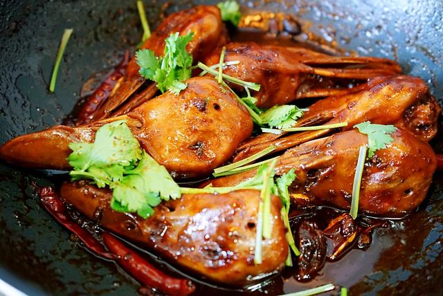 麻辣鸭头怎么做，麻辣鸭头的做法 正宗 绝味（自己在家也能做“麻辣鸭头”）