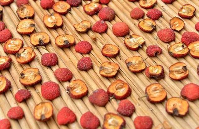 山楂片的功效与作用，山楂干的功效与作用吃法大全（新鲜山楂和山楂干）