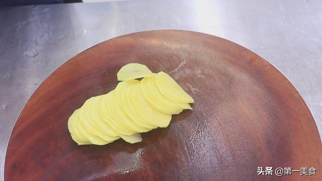 薯片的制作方法，薯片的简单制作方法（自己在家炸的一样嘎嘣脆）