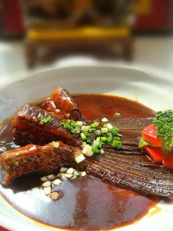 鱼尾巴怎么烧好吃，鱼尾怎么烧好吃法大全（三十斤的鲤鱼做全鱼宴）