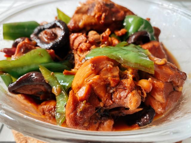黄焖鸡腿的制作方法，鸡腿怎么做黄焖鸡（厨房小白都可以掌握的家常版黄焖鸡腿）
