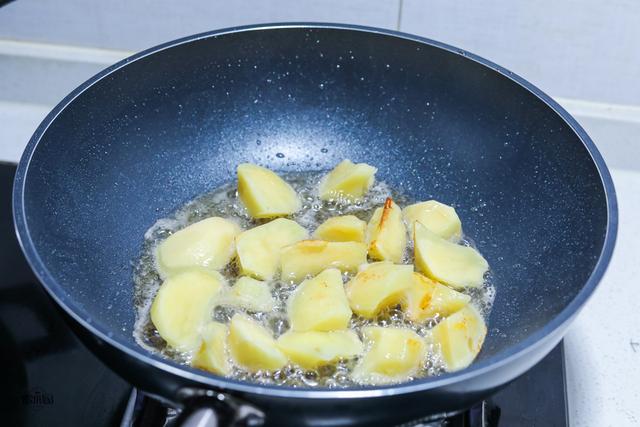 土豆炖茄子的做法，土豆炖茄子的家常做法（好吃又下饭的诀窍告诉你）