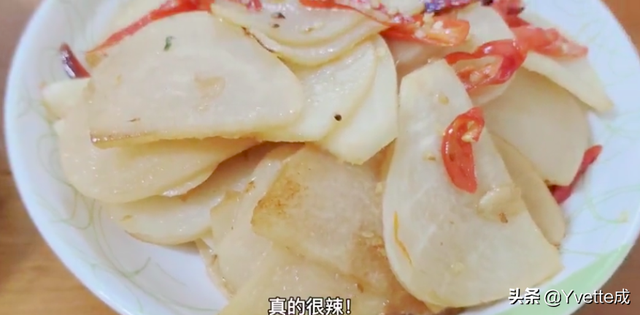 焦炒地瓜条怎么做，炒地瓜块的做法（厨房日记：爆炒地瓜）