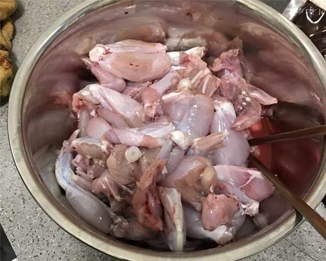 牛蛙火锅煮多久，水煮牛蛙怎么煮才好吃又嫩（老厨师教我炖牛蛙锅）