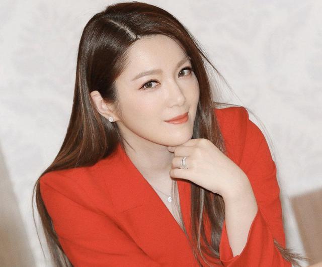 前TVB女星苟芸慧瘦身成功，晒靓照锁骨抢镜，曾与郭富城传绯闻