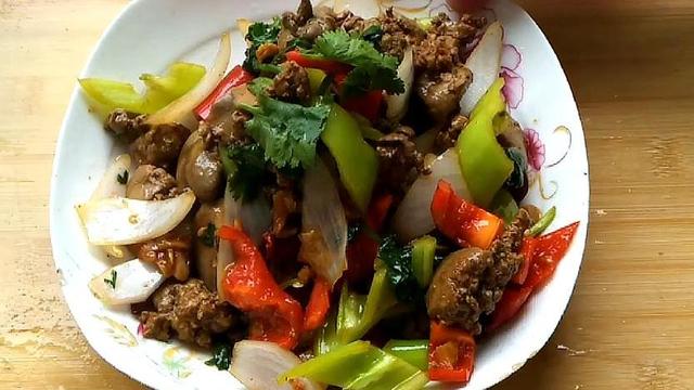 爆炒鸡肝的家常做法，爆炒鸡肝的家常做法视频（大厨教你青椒炒鸡肝的家常做法）