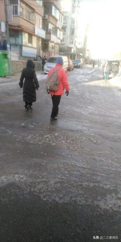 抚顺南阳家电维修 出门就打“刺溜滑”！抚顺南阳安居北区附近近百米“溜冰场”困扰出行
