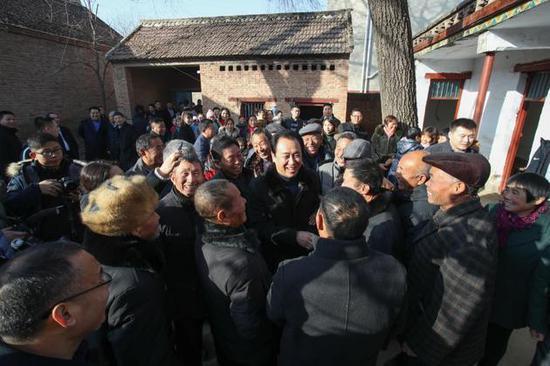 许家印的儿子，许家印生了几个孩子？（2018年许家印携妻陪父回老家）