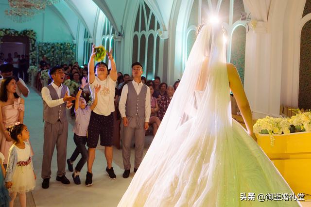 一定要注意伴娘礼服礼仪，伴娘应注意什么（婚礼当天新娘应该注意的仪态细节）