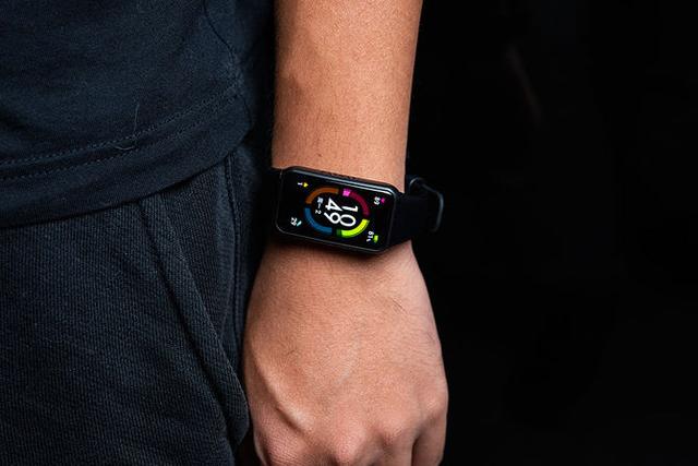 荣耀手环5和5i区别，荣耀手环5i和荣耀手环5哪个好（荣耀手环6详细评测）