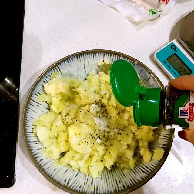 培根土豆泥的做法，培根土豆泥的做法视频（就差没把盘底舔光的培根烤土豆泥卷做法）