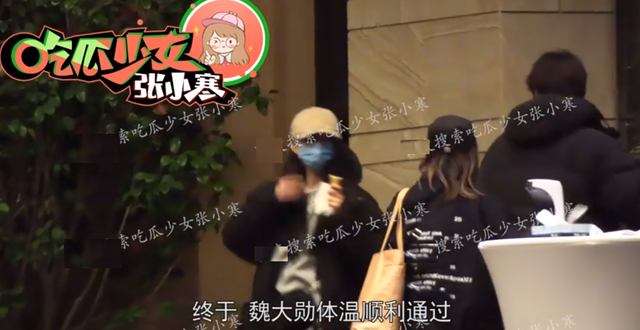 杨幂再次被拍到与魏大勋共度良宵，两人甜蜜如同小情侣