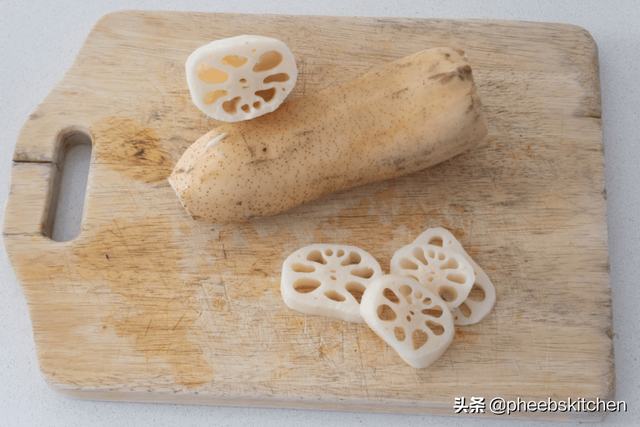莲藕炖骨头汤的做法，煲骨头莲藕汤的做法（营养又好喝的排骨汤做法原来这么简单）
