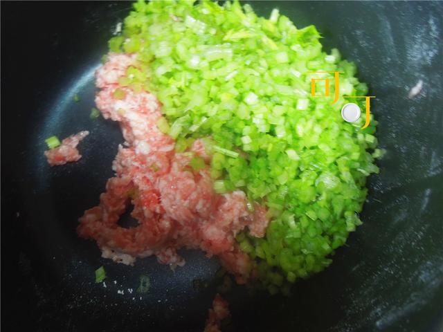 白菜芹菜猪肉饺子怎么做才好吃，我家的白菜芹菜猪肉饺子特别香