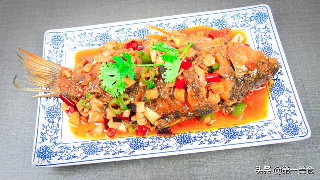 干烧鲫鱼怎么做，正宗干烧鲫鱼的做法大全（厨师长教你“干烧鲫鱼”的家常做法）