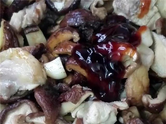 小鸡炖香菇怎么做呀，小鸡炖香菇怎么做好吃窍门（香气扑鼻的香菇炖鸡）
