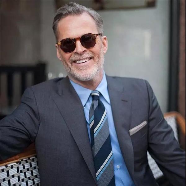 男生晚上海边拍照技巧，男生晚上海边拍照技巧视频（男士墨镜要想戴出品位）