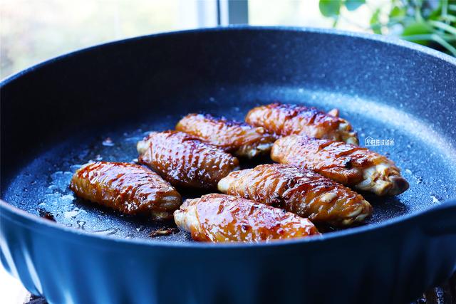 无油炸香酥鸡翅怎么做，油炸鸡翅怎么做又酥又好吃（鸡翅最美味的做法）