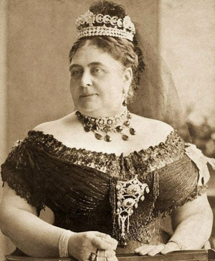 绿宝石项链的寓意，绿宝石戒指寓意（女王厚此薄彼爱它不爱它）