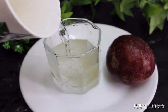 百香果饮料怎么做，网红饮料百香果柠檬水的做法（教您百香果的2种做法）