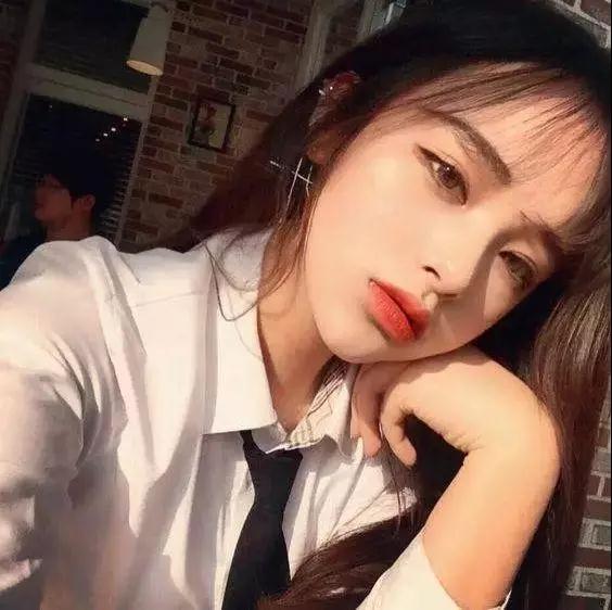 爱自拍女孩必学的姿势，爱自拍女孩必学的姿势有哪些（学好女生最爱的12个自拍姿势）