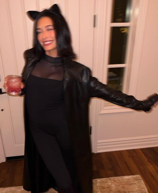 赴欢，长大了人就变的寂寞了吗（海莉玩得欢面对镜头却无笑容）