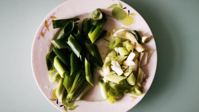 东北菜土豆炖窝瓜，东北菜土豆炖窝瓜的做法（南瓜炖土豆的正确做法）