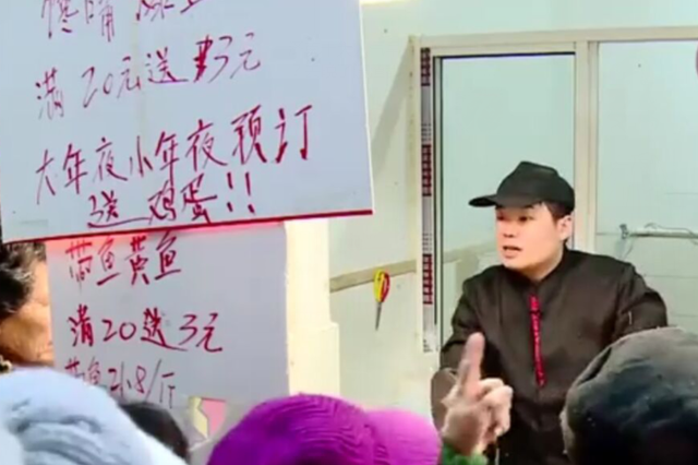 上海宝山菜场不足10平爆鱼小店，天天排长队，生意好得让人眼红