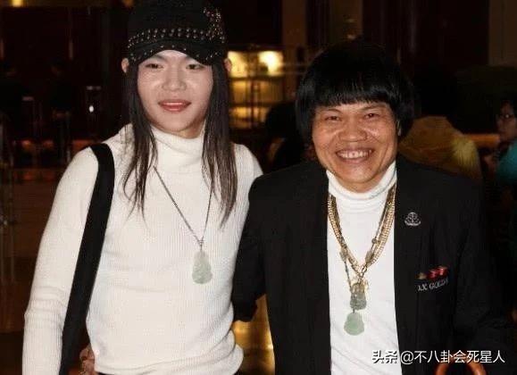 赌神龙五，儿子留长发化浓妆太夸张（赌神龙五扮演者图片）