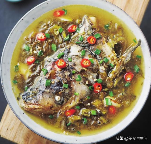 鱼头酸汤怎么做，鱼头酸辣汤的做法（这样做的酸菜鱼头汤）