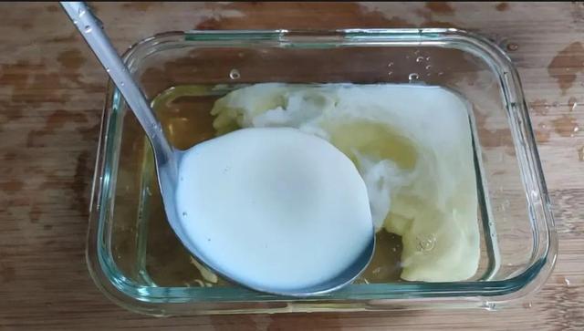 牛奶布丁做法，用吉利丁片做牛奶布丁的做法（一盒牛奶4个鸡蛋）