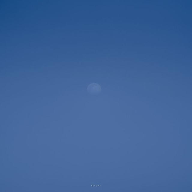 美好阳光且干净的女生头像  星空迷上了山野微信，美好阳光且干净的女生头像  星空迷上了山野，有雾有灯也有归人。（有哪些好看非人物的头像）