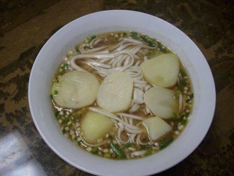土豆和面条一起做，茄子土豆面条（一小扎面条）