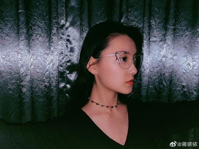 【唯美头像】眼镜女孩微信，【唯美头像】眼镜女孩（蒋依依，眼镜女孩纯美头像图片）