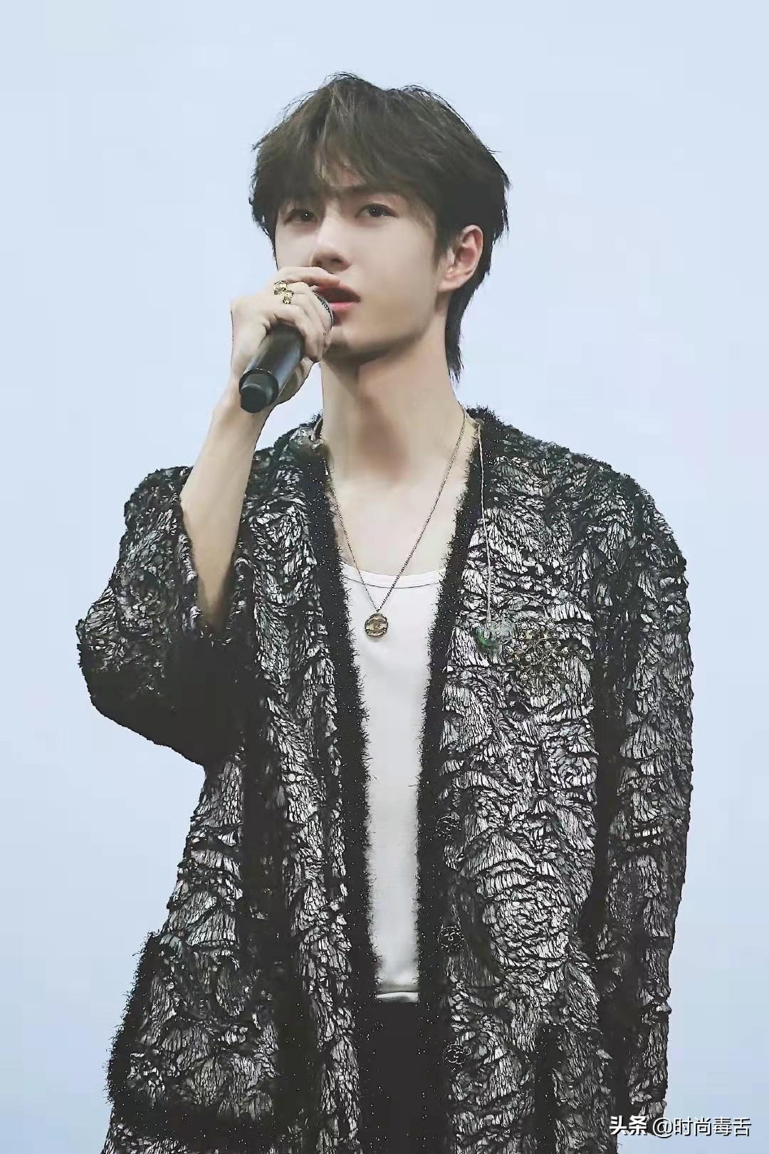 香奈儿有男装吗，香奈儿有男装吗?商标是什么样的（男生穿CHANEL居然这么好看）